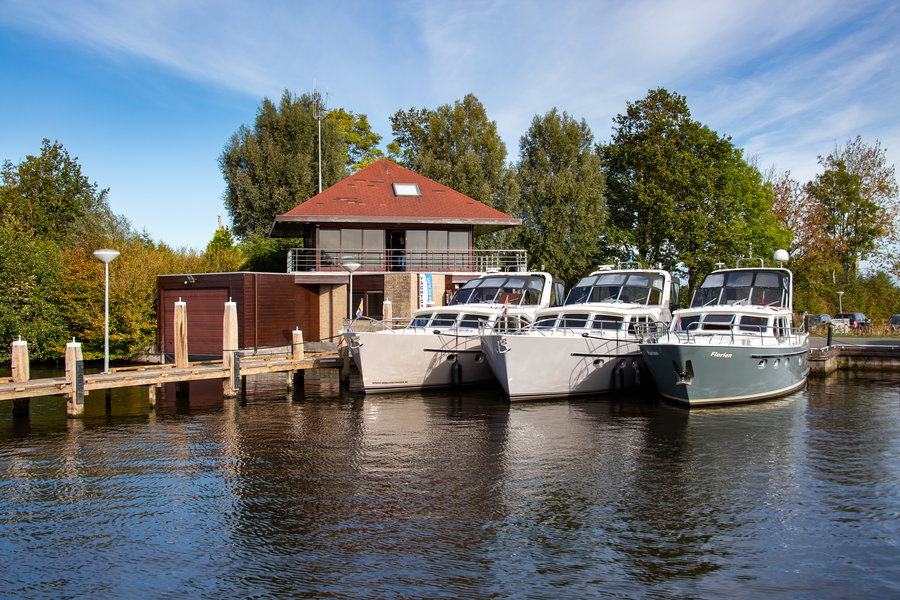 Bovenaanzicht van jachthaven Westerdijk te Eernewoude